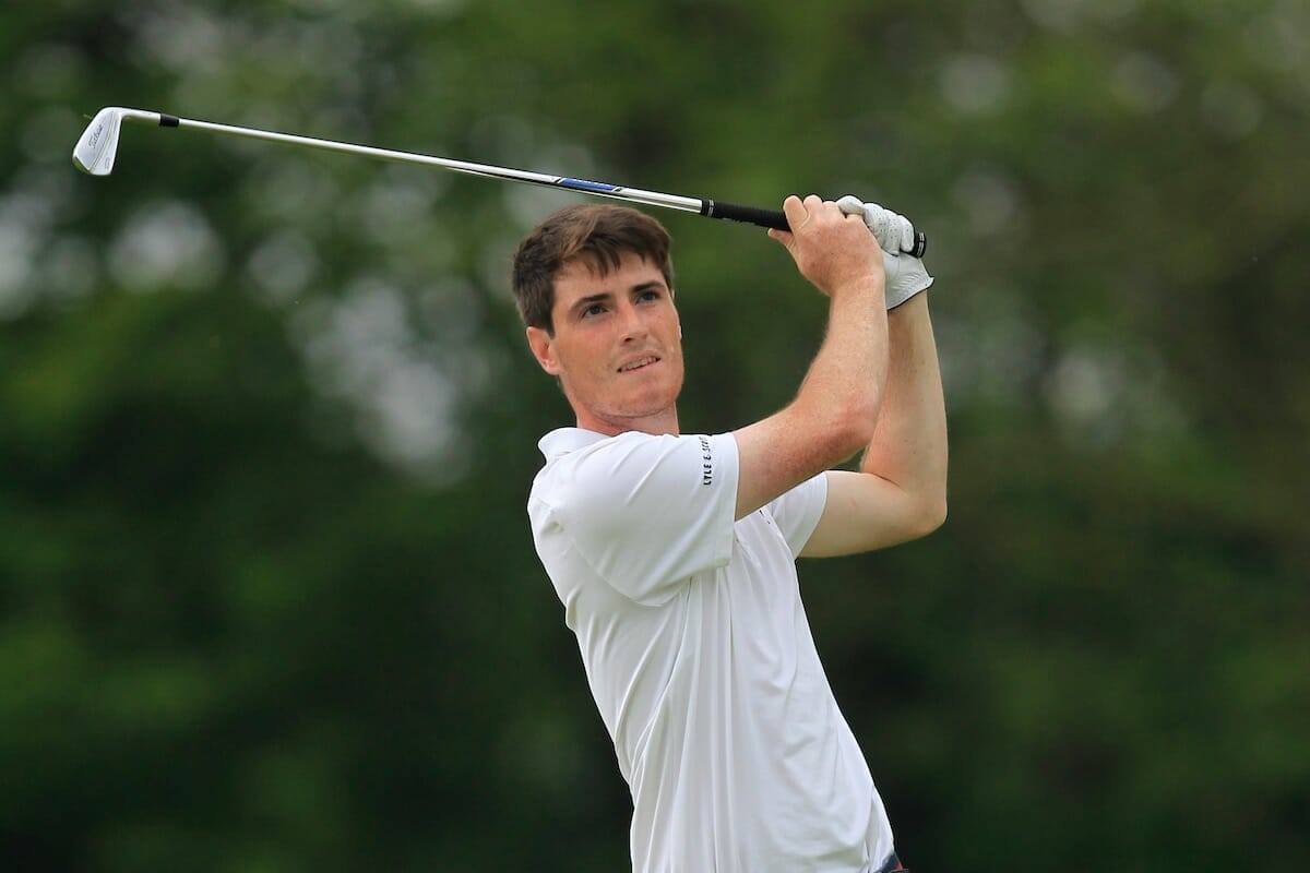 McElroy conquers the wind to tie the lead in France